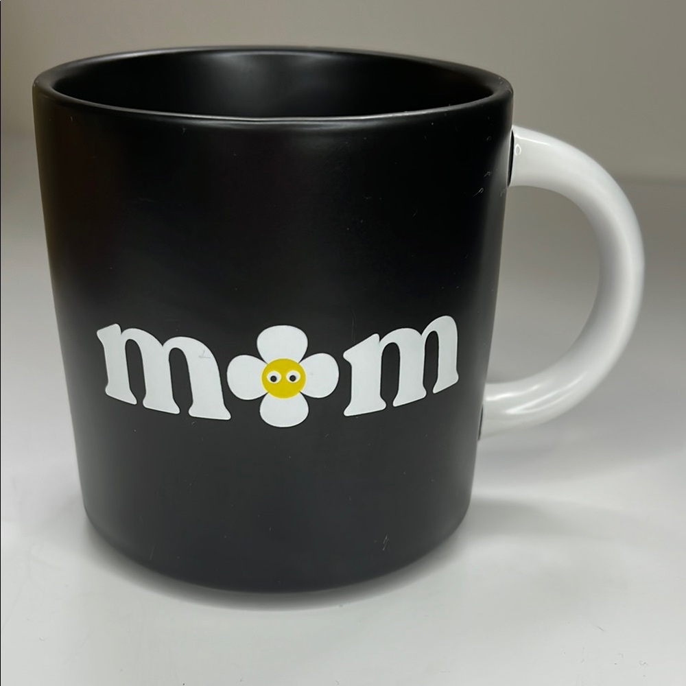 INDIGO - Black and White 'Mom' Mug with Daisy